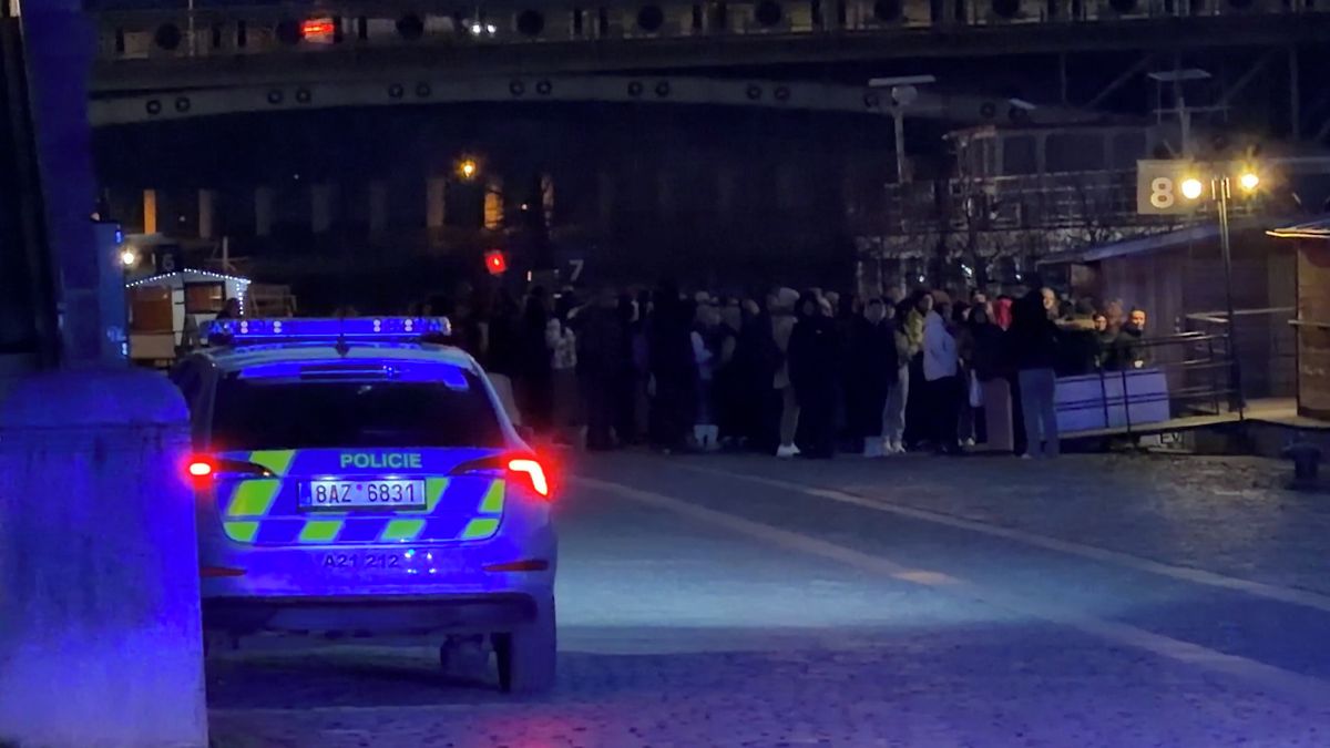 Žena devět hodin hrozila skokem z Negrelliho viaduktu, mezitím skočila do Vltavy další